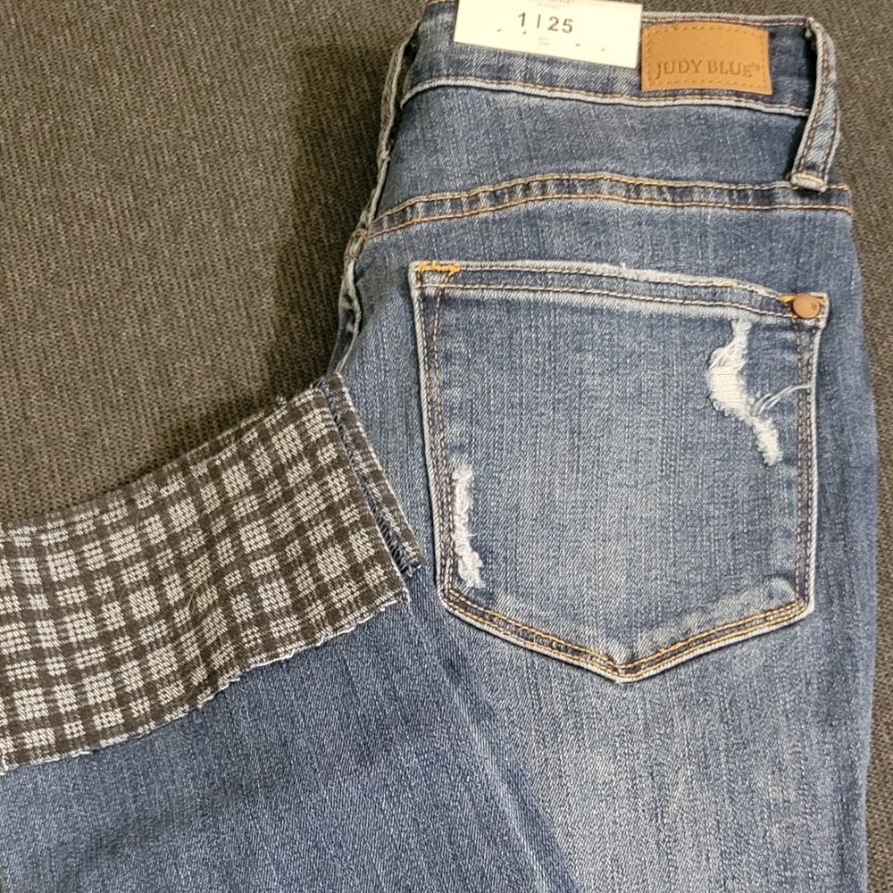 Plaid cuff detail Judy Blue. Size 1/25. Slim fit.